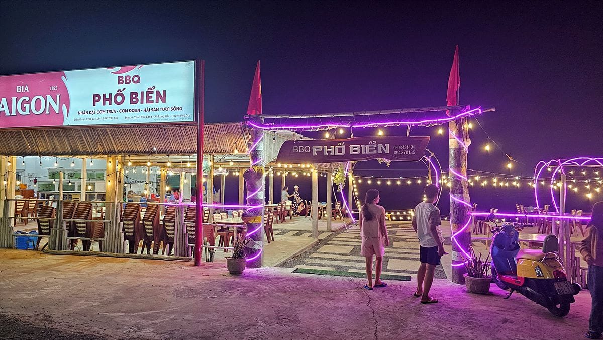 아름다운 관광지에 있던 음식점 BBQ PHO BIEN